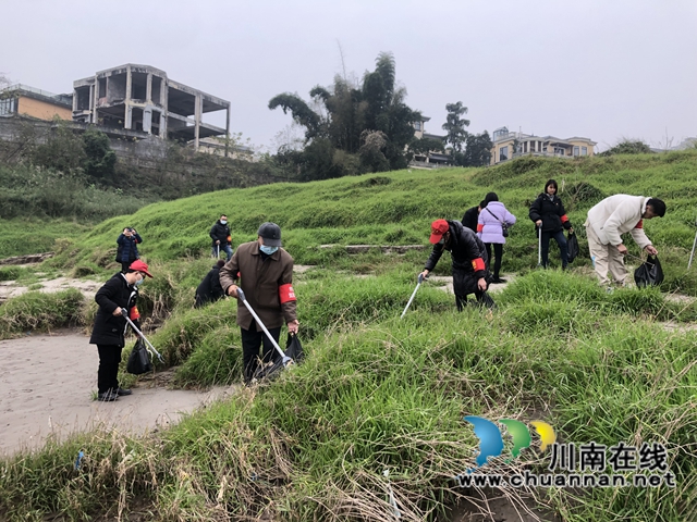 江阳区华阳街道开展河岸环境卫生专项整治志愿服务活动(图3)