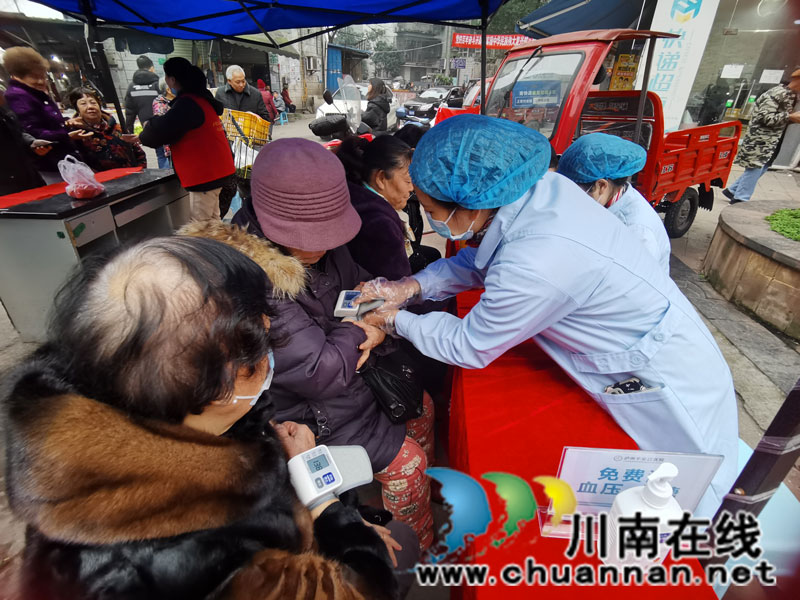 龙马潭区小市街道合道街社区妇联“护佑女性健康”公益活动进楼院(图1)