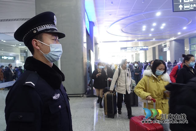 泸州：高铁站迎春运首考，蓝盾+警盾志愿者到岗(图3)