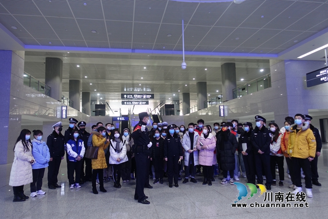 泸州：高铁站迎春运首考，蓝盾+警盾志愿者到岗(图6)