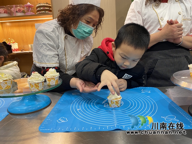 龙马潭区红星街道天立社区开展民心守护—亲子烘焙活动(图1)