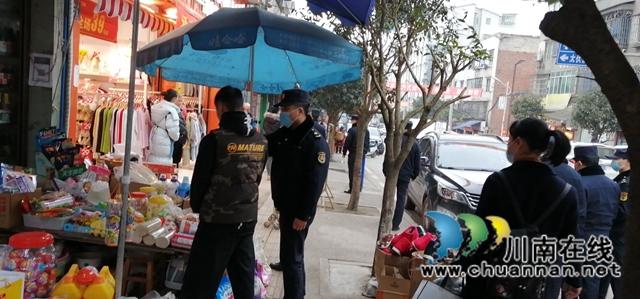 泸县城市管理行政执法大队:多措并举,开展场镇市容秩序整治行动(图3) 泸县城市管理行政执法大队:多措并举,开展场镇市容秩序整治行动(图3)