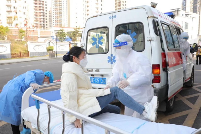 以“练”筑“防！合江县中医医院开展新型冠状病毒感染的肺炎应急演练(图1)