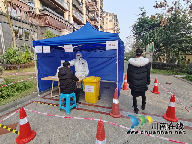 龙马潭区红星街道大驿坝社区开展疫情防控应急演练(图1)