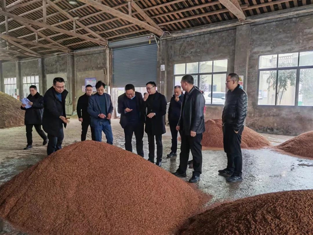 泸州市市场监管局开展春节前走访慰问暨安全大检查活动(图1) 泸州市市场监管局开展春节前走访慰问暨安全大检查活动(图1)