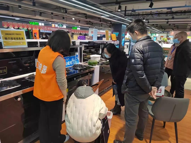 泸州市市场监管局开展春节前走访慰问暨安全大检查活动(图3) 泸州市市场监管局开展春节前走访慰问暨安全大检查活动(图3)