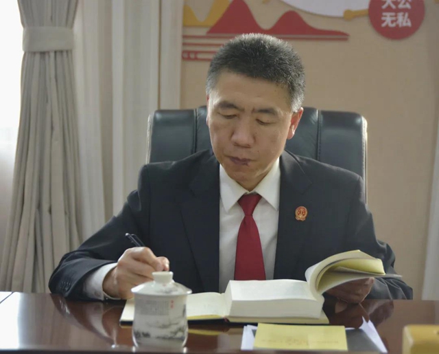 榜样的力量｜江阳法院法官方强：用27年芳华践行司法为民、公正司法(图1)