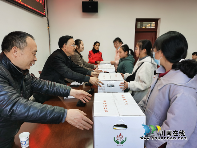叙永县关工委组织开展爱助事实孤儿春节年货礼包发放活动(图1)