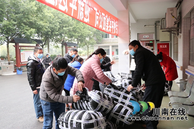 泸州中实集团公司到泸县立石镇开展“迎新春送温暖”活动(图3)