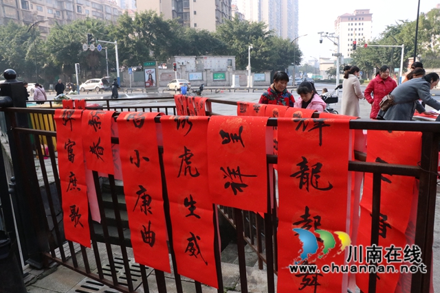龙马潭区鱼塘街道：春联免费送，福气送入门(图1)