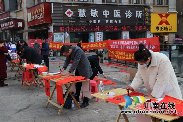 龙马潭区鱼塘街道：春联免费送，福气送入门(图2)