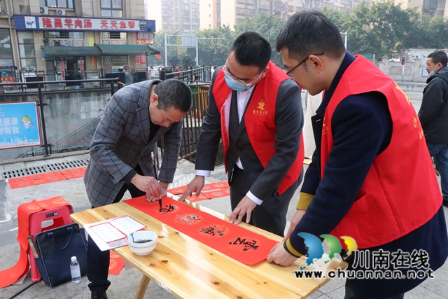 龙马潭区鱼塘街道：春联免费送，福气送入门(图4)