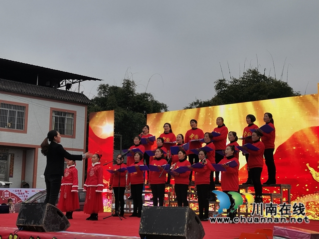 村晚小舞台唱响欢庆曲！泸县玄滩镇通山村首届春节联欢晚会精彩上演(图1)