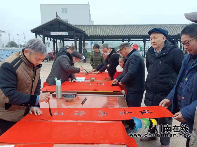 泸县立石镇：笔墨飘香添年味，共迎新春送春联(图1)