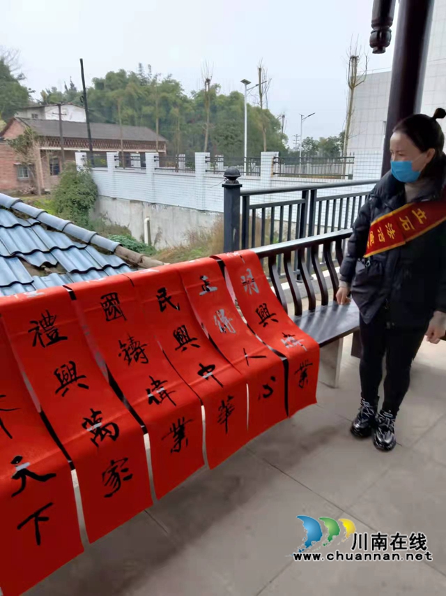 泸县立石镇：笔墨飘香添年味，共迎新春送春联(图2)