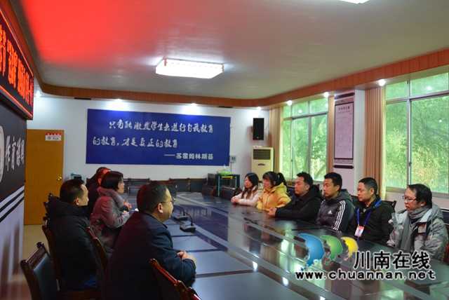 泸县教体局副局长李琼到泸县一中开展春节慰问活动(图2)