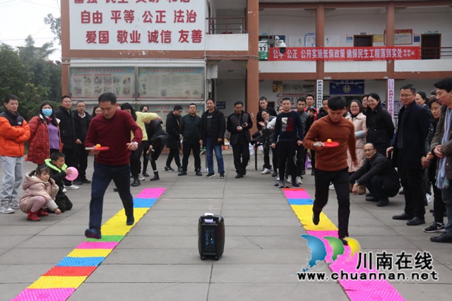 泸县百和镇机关开展迎新春趣味运动会活动(图1) 泸县百和镇机关开展迎新春趣味运动会活动(图1)