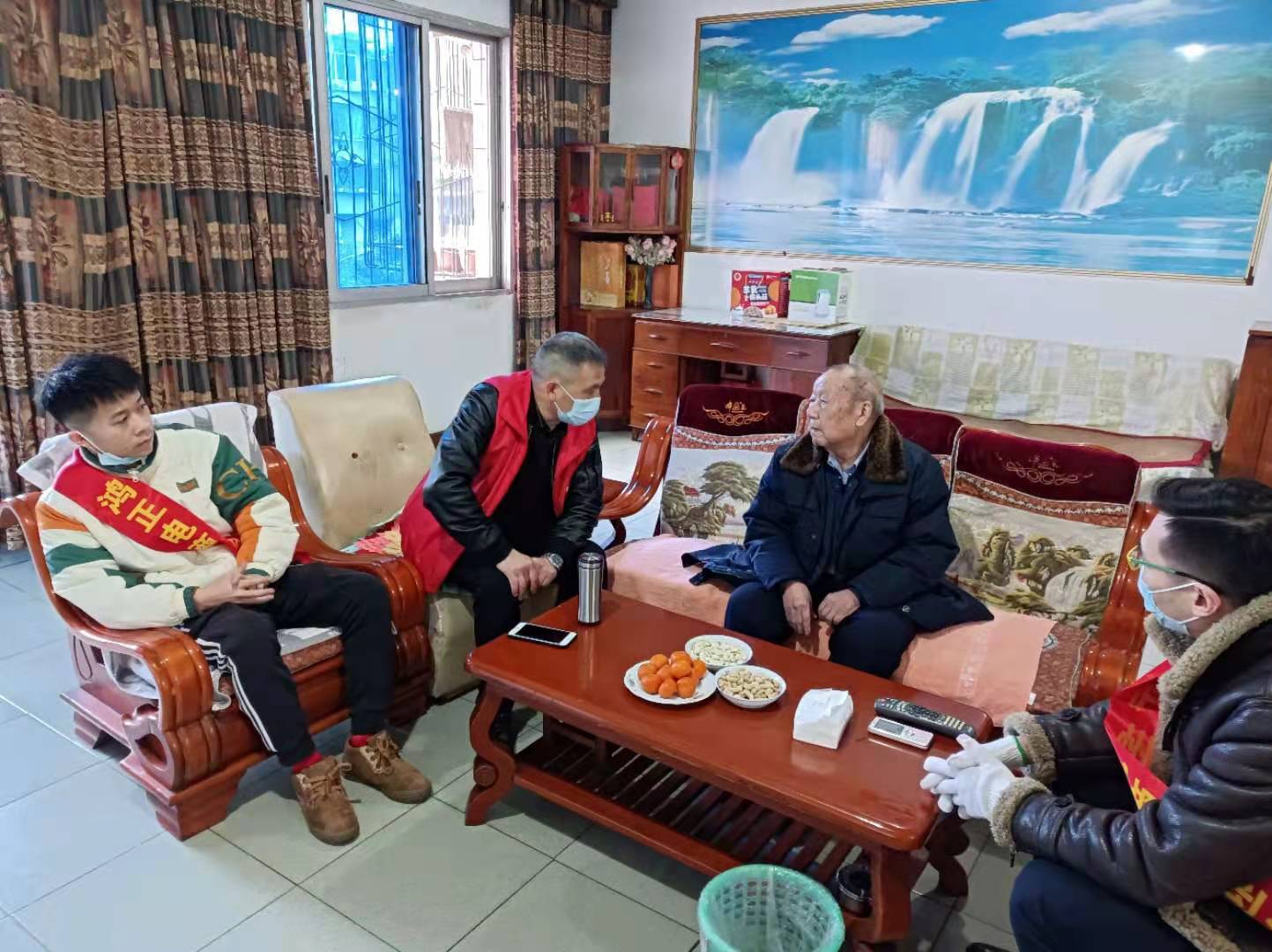 龙马潭区红星街道金井湾社区开展社企共建“不忘初心送温暖”活动(图2)