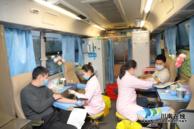 春节前夕，合江县中医医院职工撸起袖子献血，为生命加油！(图2)