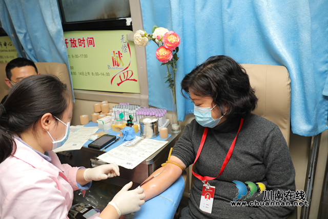 春节前夕，合江县中医医院职工撸起袖子献血，为生命加油！(图1)