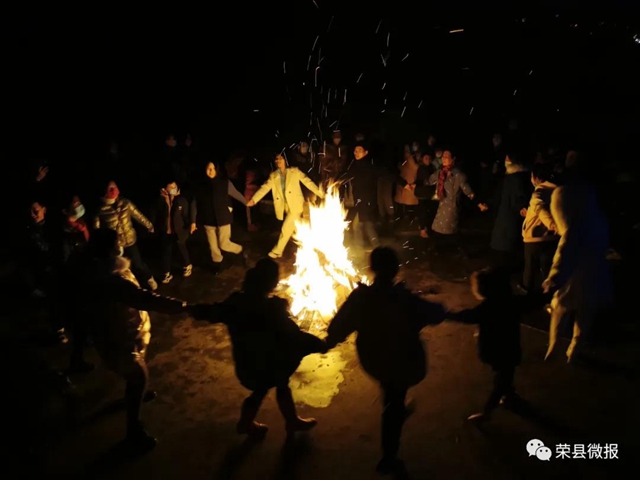 围观！荣县这里的“乡村灯会”好热闹(图4)