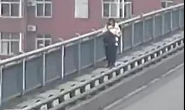 泸州：女婴放冰冷的地上，女子爬上了沱一桥栏杆......(图1)