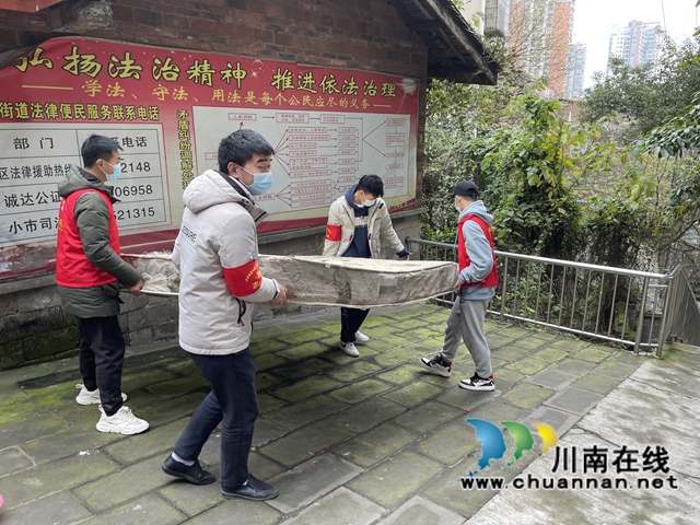 龙马潭区小市街道杜家街社区开展环境卫生整治行动(图1)