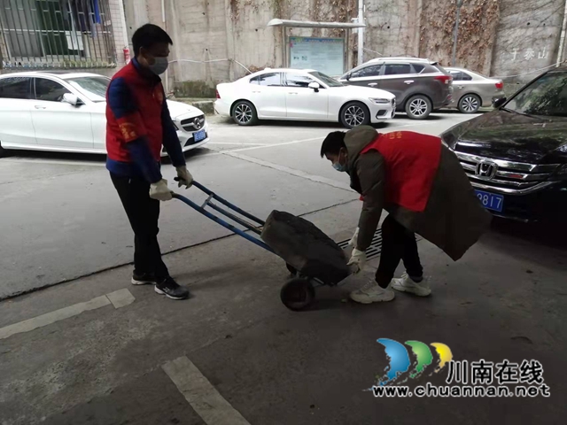 龙马潭区小市街道杜家街社区开展环境卫生整治行动(图5)