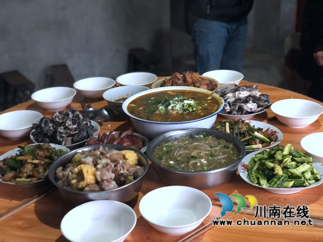 合江先滩镇：贴春联，吃年饭，今年陈奶奶家的年夜饭很是温暖！(图1)