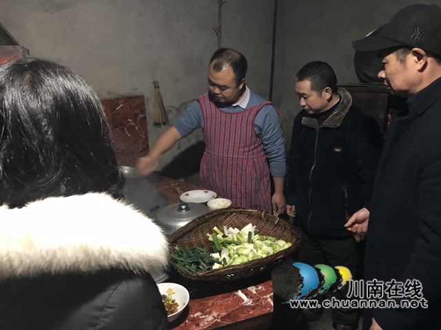 合江先滩镇：贴春联，吃年饭，今年陈奶奶家的年夜饭很是温暖！(图2)