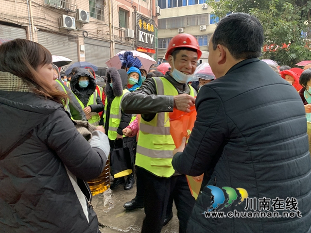 泸县为160余名绿化工人送去新春大礼包(图2)