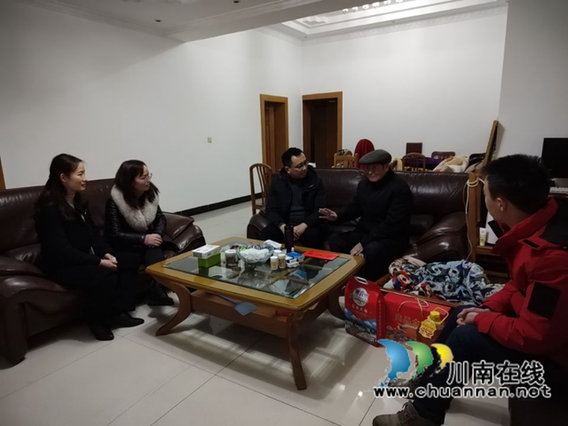 龙马潭区小市街道杜家街社区：人大代表新春走访慰问九旬抗战老兵(图2)