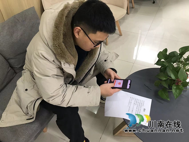 龙马潭区小市街道上大街社区：宣传农民工服务平台领取流量包活动暖人心(图1)