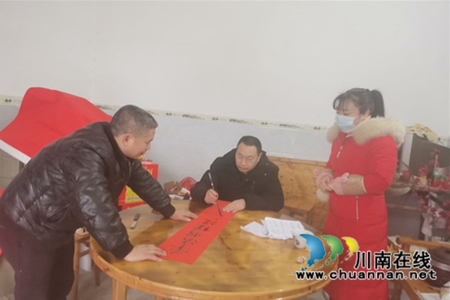 合江县先市司法所开展“法治春联进万家”活动(图1) 合江县先市司法所开展“法治春联进万家”活动(图1)
