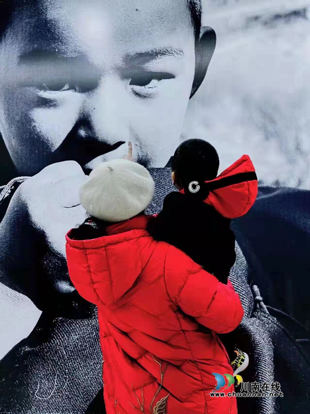 魏文星《从未走远》影像艺术展在步步高泸州新天地开幕(图3)