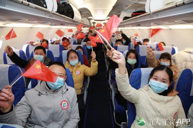 “云端”返岗 宜宾市首架农民工返岗包机幸福启航(图2)