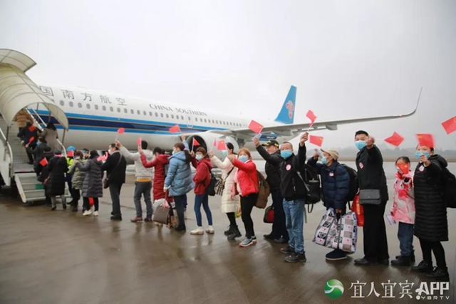 “云端”返岗 宜宾市首架农民工返岗包机幸福启航(图3)