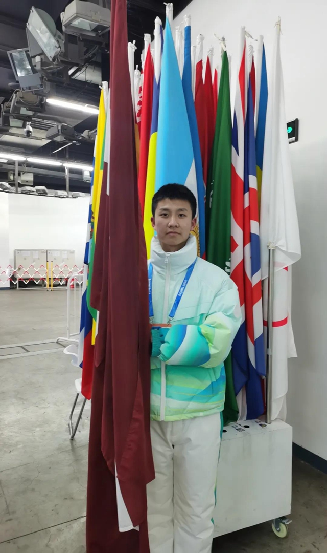骄傲！21岁泸州小伙儿登上冬奥会开幕式，担任执旗手(图1)