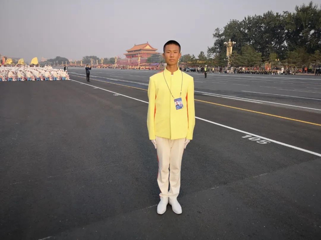 骄傲！21岁泸州小伙儿登上冬奥会开幕式，担任执旗手(图3)