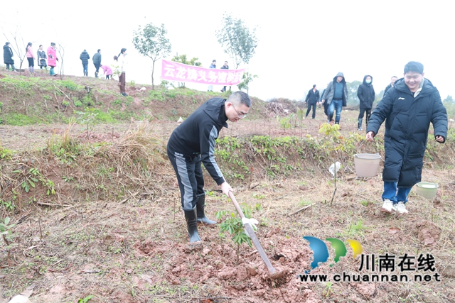 泸县云龙镇开展2022年义务植树活动(图1) 泸县云龙镇开展2022年义务植树活动(图1)