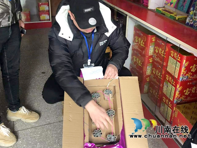护航春节|龙马潭区开展烟花爆竹经营专项检查(图2) 护航春节|龙马潭区开展烟花爆竹经营专项检查(图2)