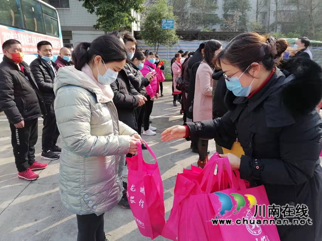 巴适!43名泸县籍农民工免费返岗广东中山(图8) 巴适!43名泸县籍农民工免费返岗广东中山(图8)