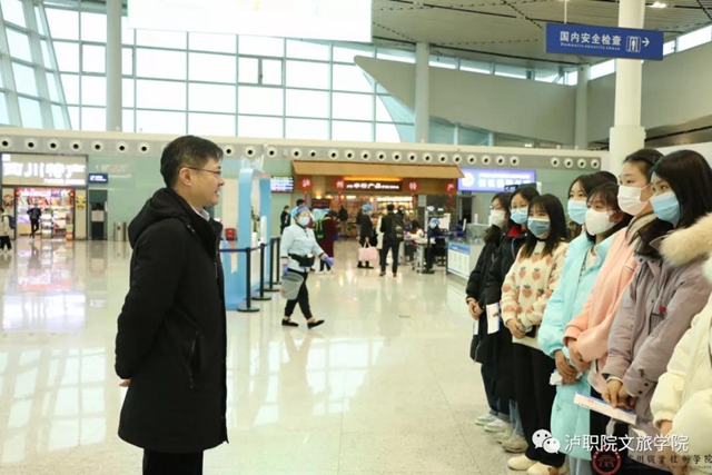 为冬奥助力 | 43名泸州大学生志愿者服务2022北京新闻中心(图2)