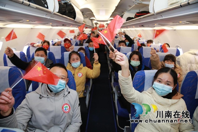 宜宾：农民工坐专车、乘包机平安返岗(图3)