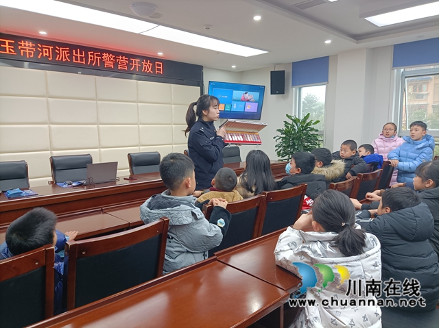 龙马潭区红星街道长桥社区新时代文明实践站开展感受警营文化接收法治教育实践活动(图3) 龙马潭区红星街道长桥社区新时代文明实践站开展感受警营文化接收法治教育实践活动(图3)