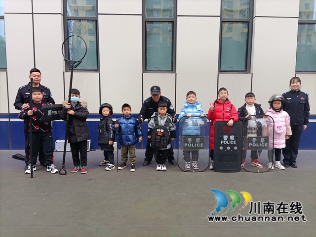 龙马潭区红星街道长桥社区新时代文明实践站开展感受警营文化接收法治教育实践活动(图1) 龙马潭区红星街道长桥社区新时代文明实践站开展感受警营文化接收法治教育实践活动(图1)