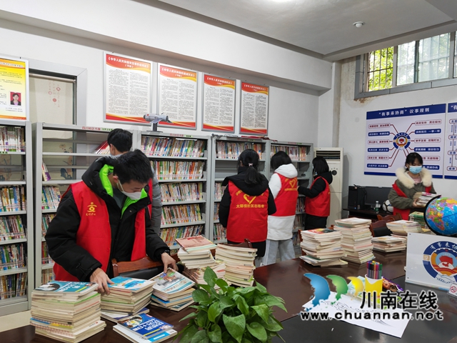 龙马潭区大驿坝社区开展整理社区图书室志愿服务活动(图1)