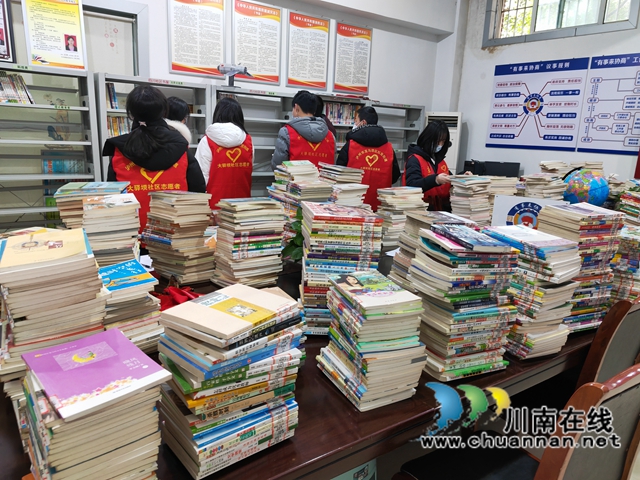 龙马潭区大驿坝社区开展整理社区图书室志愿服务活动(图2)