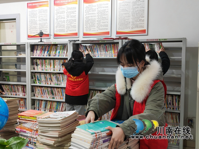龙马潭区大驿坝社区开展整理社区图书室志愿服务活动(图3)