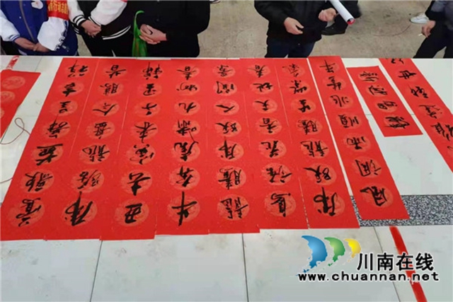 合江县石龙镇：平安宣传，法治春联进万家(图2)
